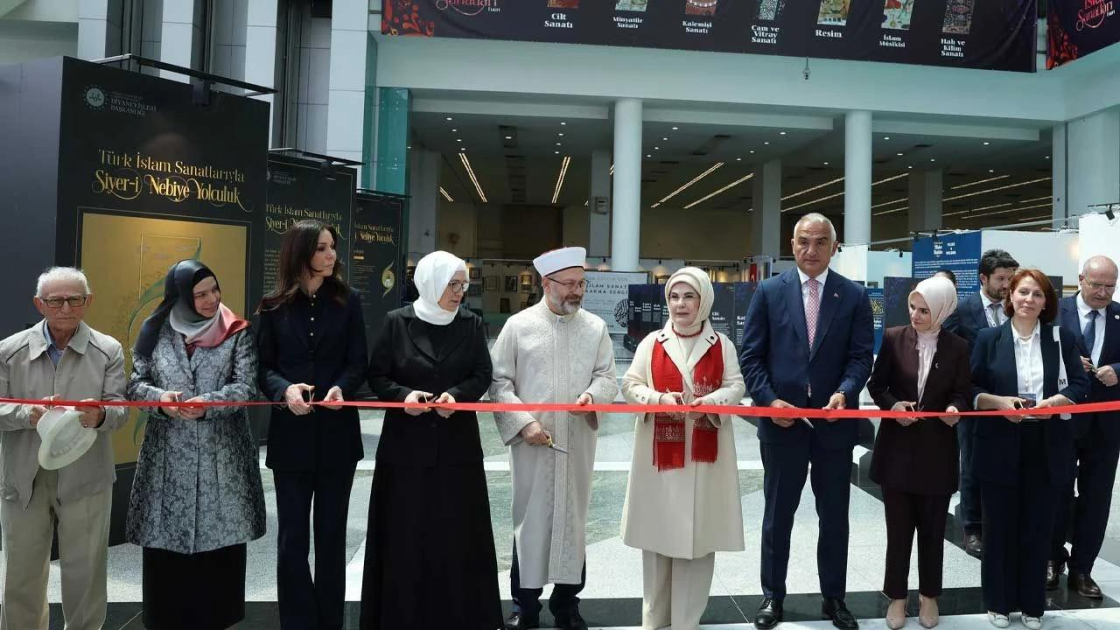 Əminə Ərdoğan “Beynəlxalq İslam Sənətləri” sərgisində Azərbaycan stendini ziyarət edib