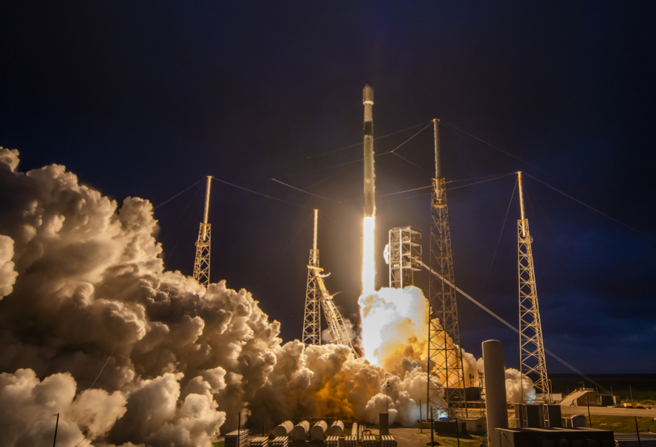 “SpaceX” kompaniyası orbitə daha 26 internet peyki çıxarıb