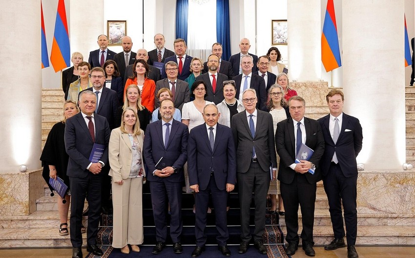 Pashinyan, EU Envoys Discuss Armenia-Azerbaijan Peace