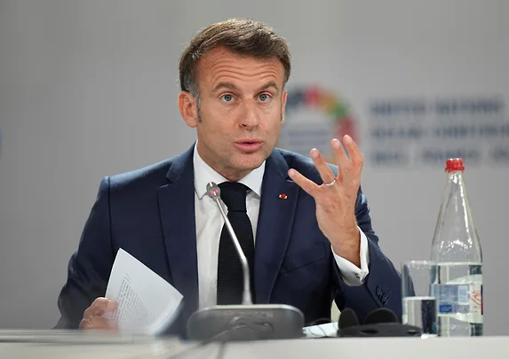 Макрон пообещал запретить соцсети