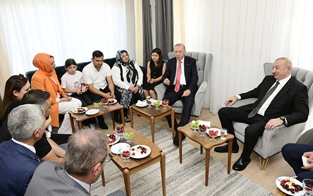 Prezidentlərzəlzələdən zərərçəkənlərin  evində qonaq oldu