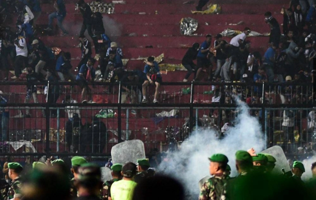 Əlcəzairdə futbol matçında tribuna aşdı