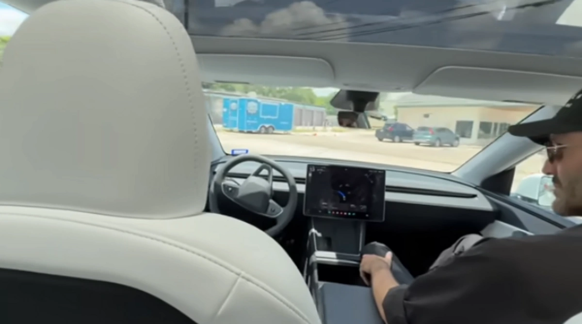 "Tesla"nın robot-taksi xidmətinin sınaq yürüşü uğursuz alınıb