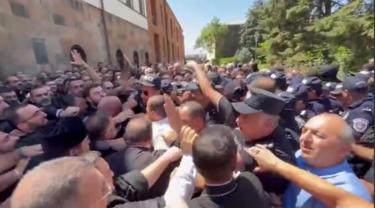 Ermənistanda polislə keşişlər arasında dava düşüb