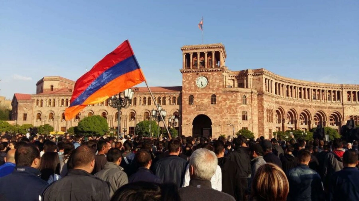 Kilsə və Rusiya tərəfdarları Paşinyana qarşı: Ermənistandakı xaos böyüyür