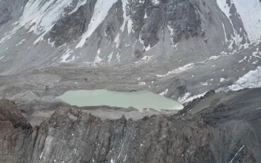 Qırğızıstanda dağ gölünün bəndi uçub