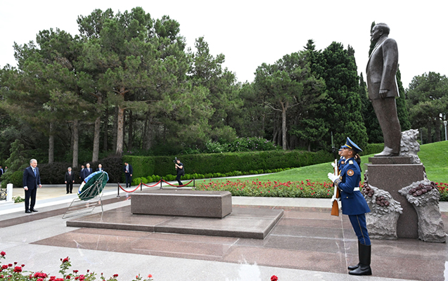Mirziyoyev Fəxri xiyaban və Zəfər Parkında