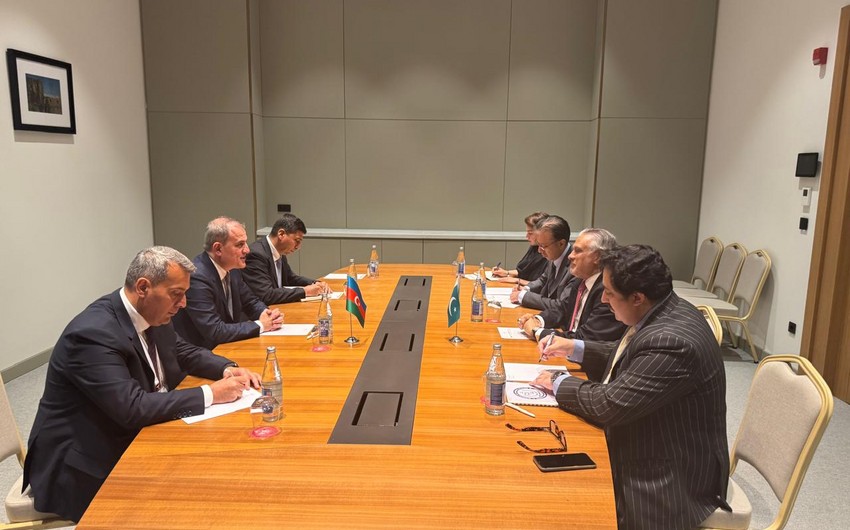 Jeyhun Bayramov mulls regional matters with Pakistani counterpart in Khankandi
