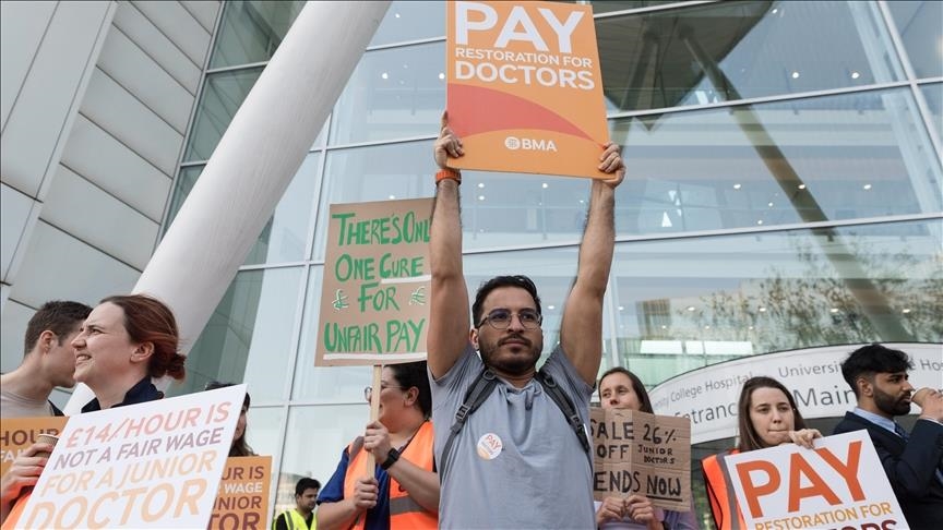 Junior doctors in England to go on strike over pay dispute