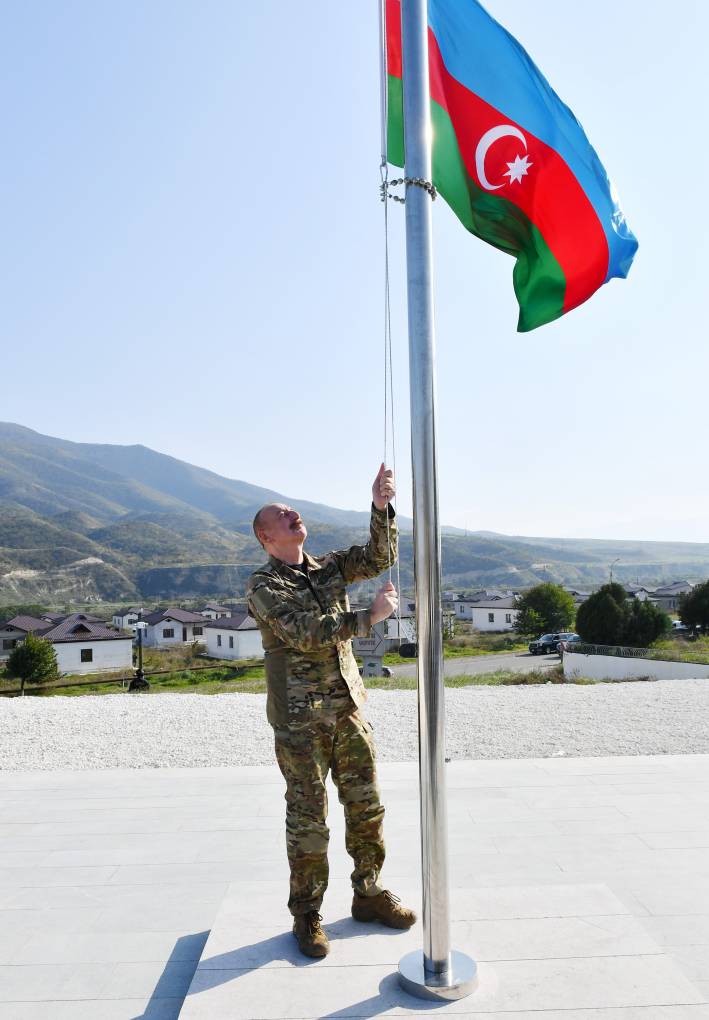 Ильхам Алиев поднял Государственный флаг в городе Ходжалы и поселке Аскеран