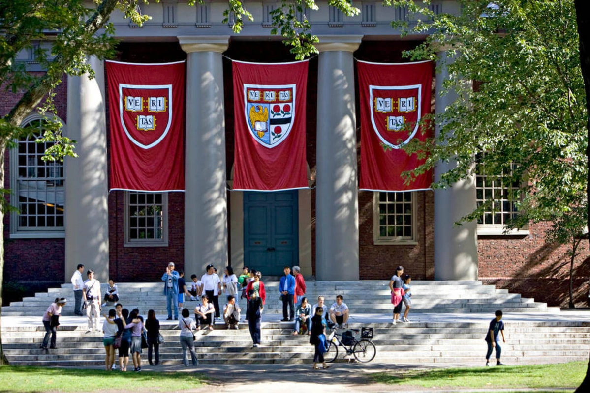Harvard Universiteti akkreditasiyasını itirə bilər