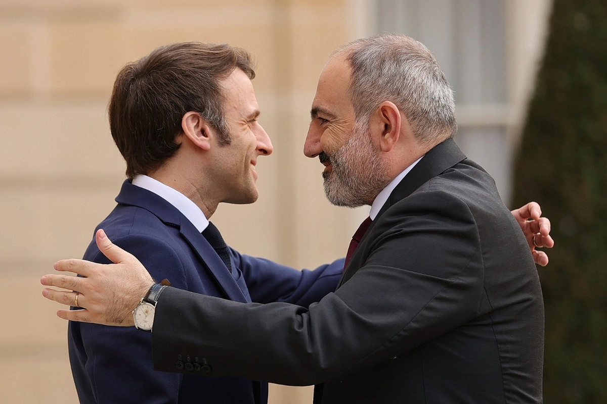 Paşinyan Makronu altıncı dəfə Ermənistana dəvət etdi