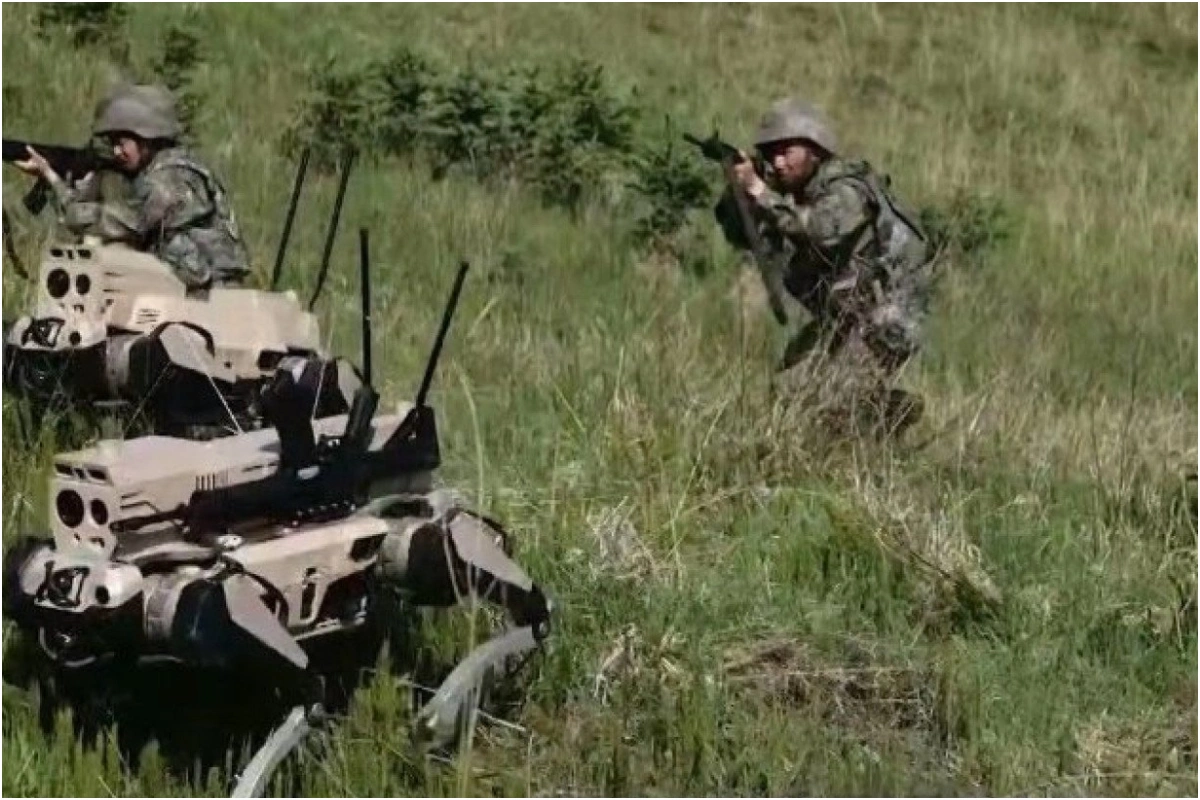 Çin ordusu döyüş təlimlərində robotlardan istifadə edib