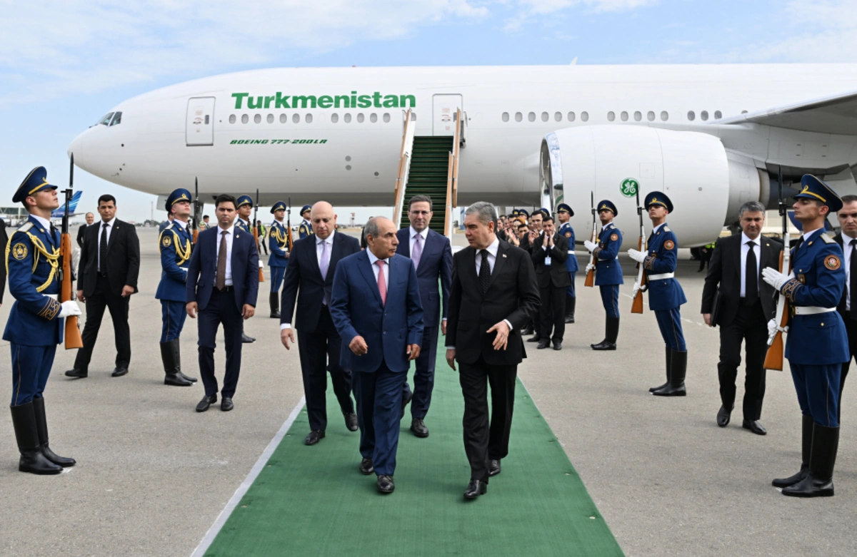 Qurbanqulu Berdiməhəmmədov Azərbaycana  gəlib