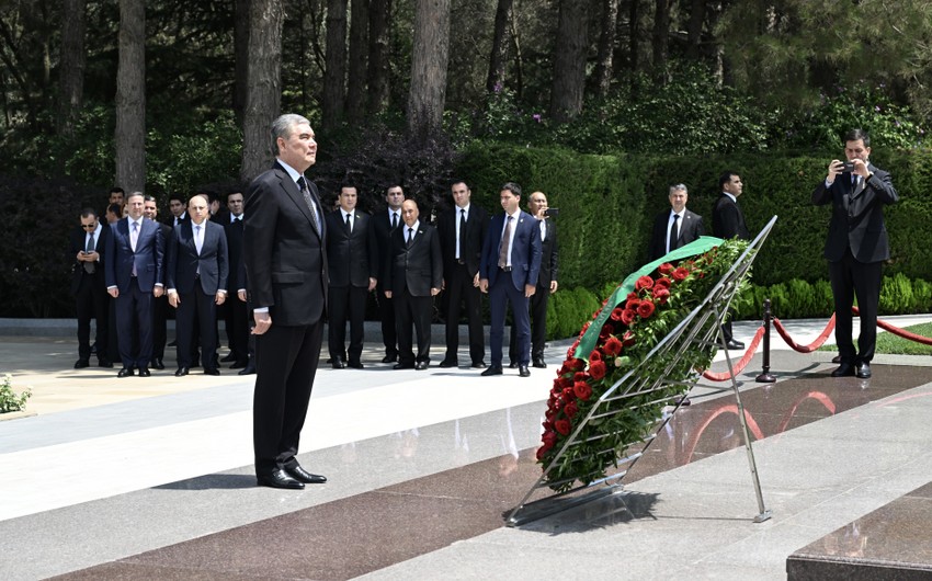 Chairman of Halk Maslahaty of Turkmenistan visits tomb of National Leader Heydar Aliyev in Alley of Honors