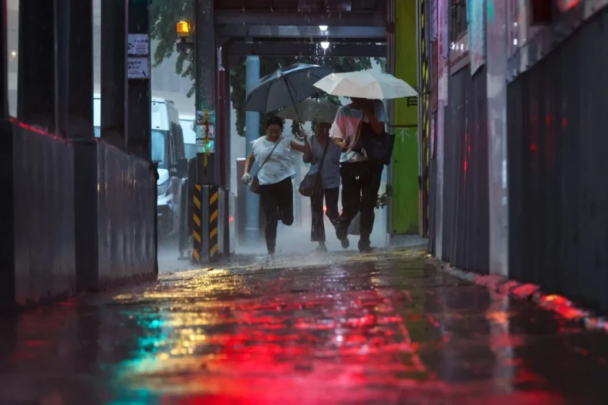 Hong Kong issues top rainstorm warning