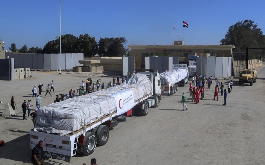 Qəzzada humanitar yük daşıyan maşın insanların üzərinə aşıb