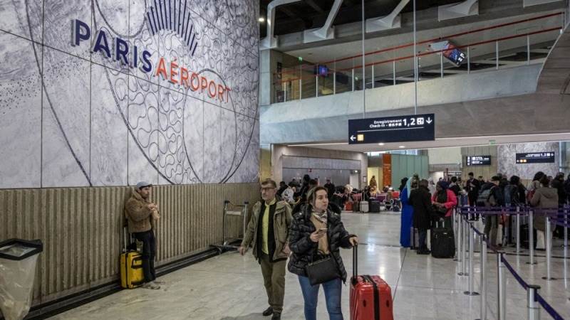 Six airports in France evacuated after 'attack threats'