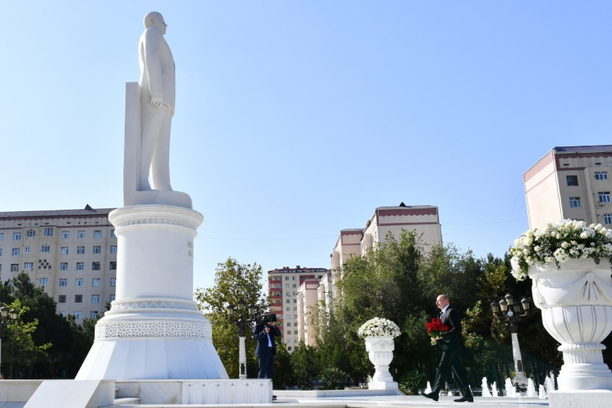 President of Azerbaijan Ilham Aliyev visited statue of Great Leader Heydar Aliyev in Sumgayit