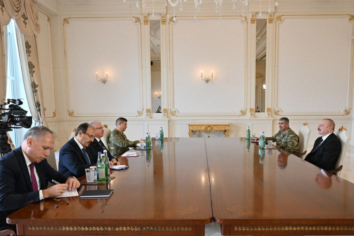 President Ilham Aliyev receives Turkish Minister of National Defense